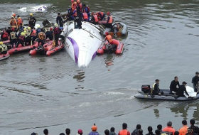 TransAsia Turboprop ATR-72 Crashes Into Taiwan River, Killing 31 - V?DEOS